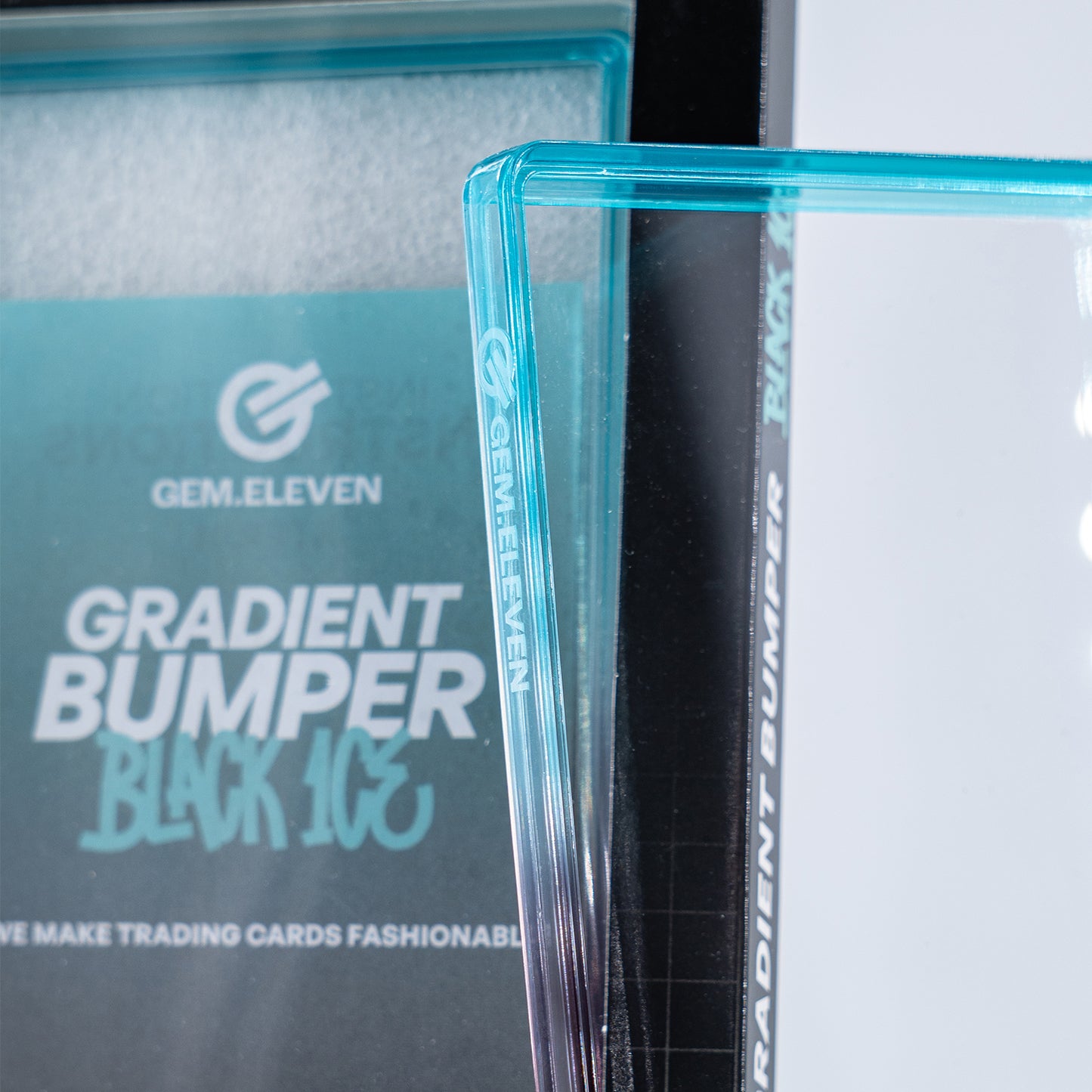 Gem.Eleven Gradient Slab Bumper Black Ice (PSA) – Schutzrahmen für gegradete Karten