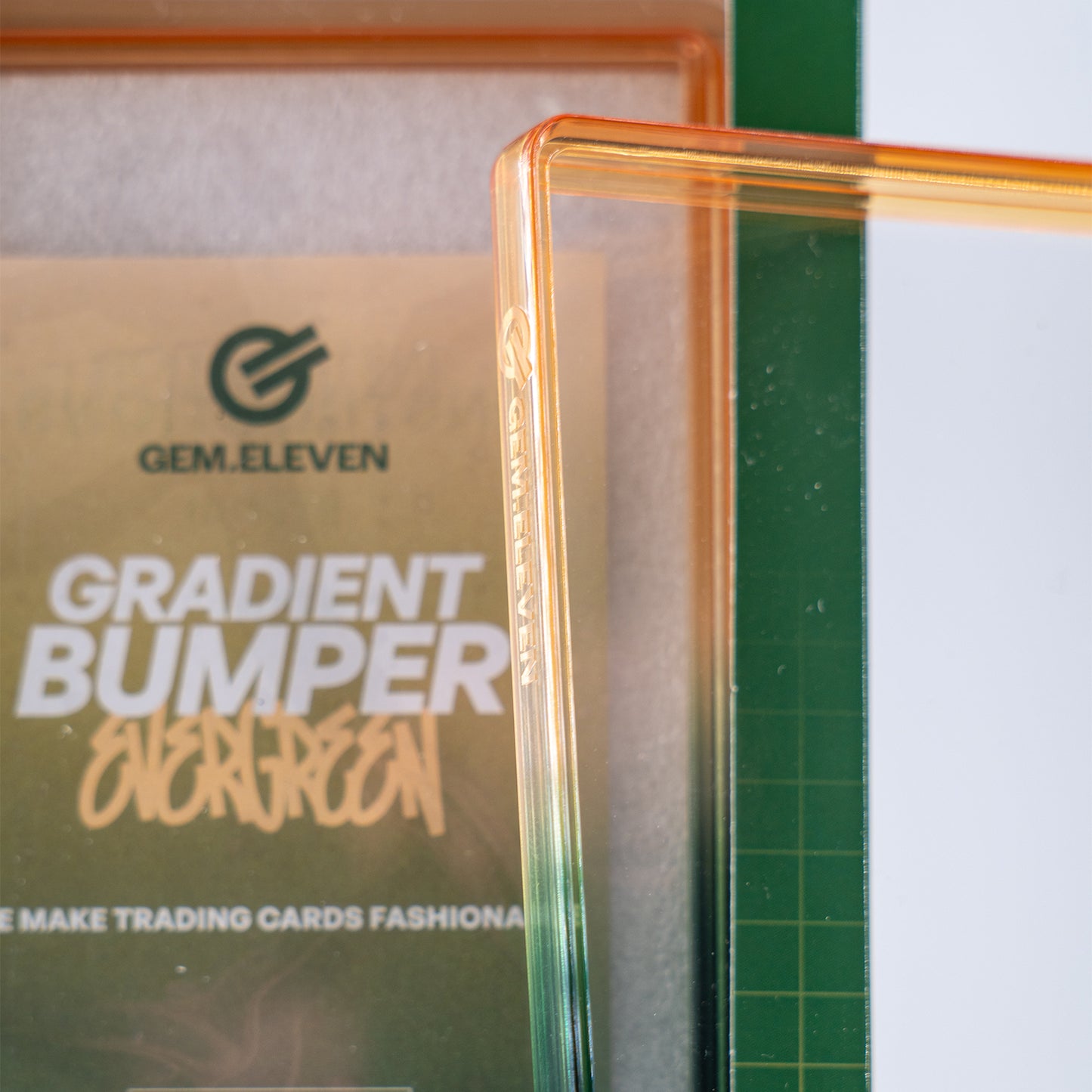 Gem.Eleven Gradient Slab Bumper Evergreen (PSA) – Schutzrahmen für gegradete Karten