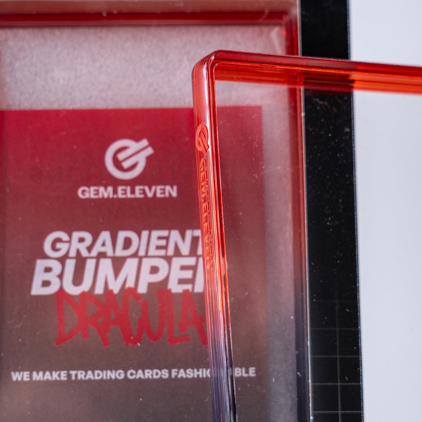 Gem.Eleven Gradient Slab Bumper Dracula (PSA) – Schutzrahmen für gegradete Karten